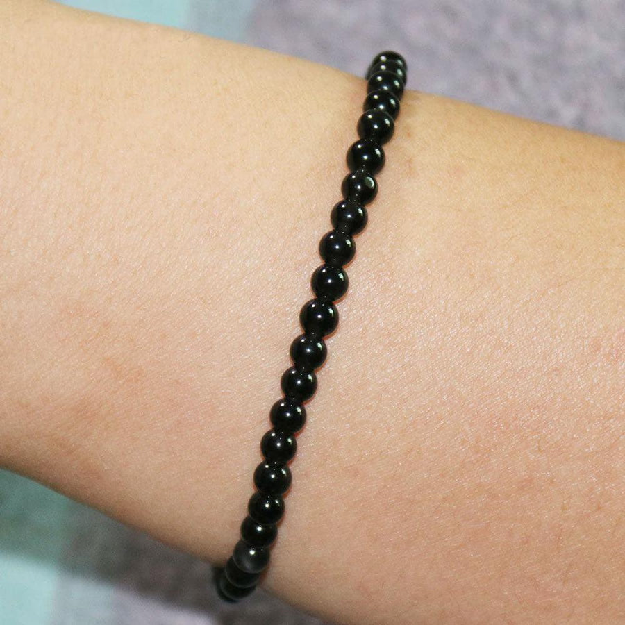 Gros plan sur les pierres de tourmaline noire du bracelet