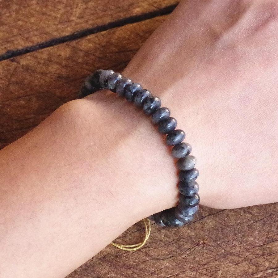 Vue latérale du bracelet ajustable en labradorite naturelle
