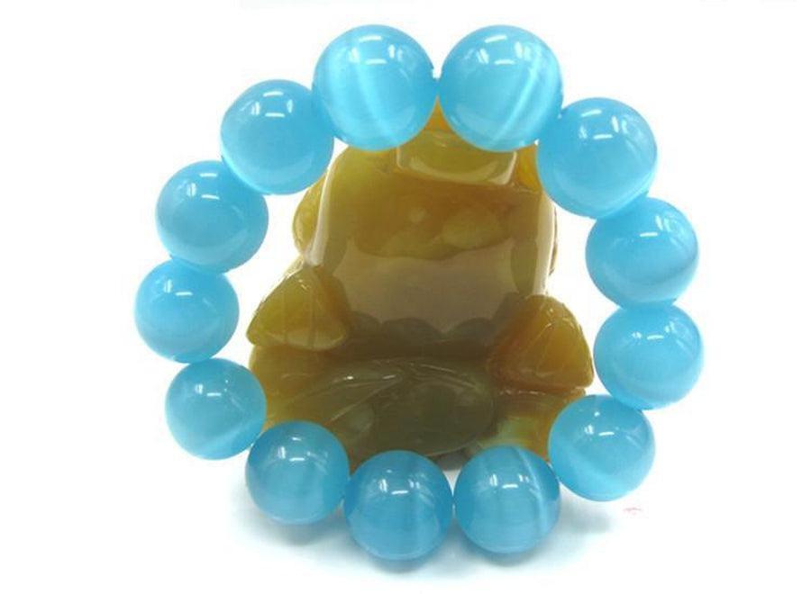 Détail des perles d'opalite bleue, éclat et transparence