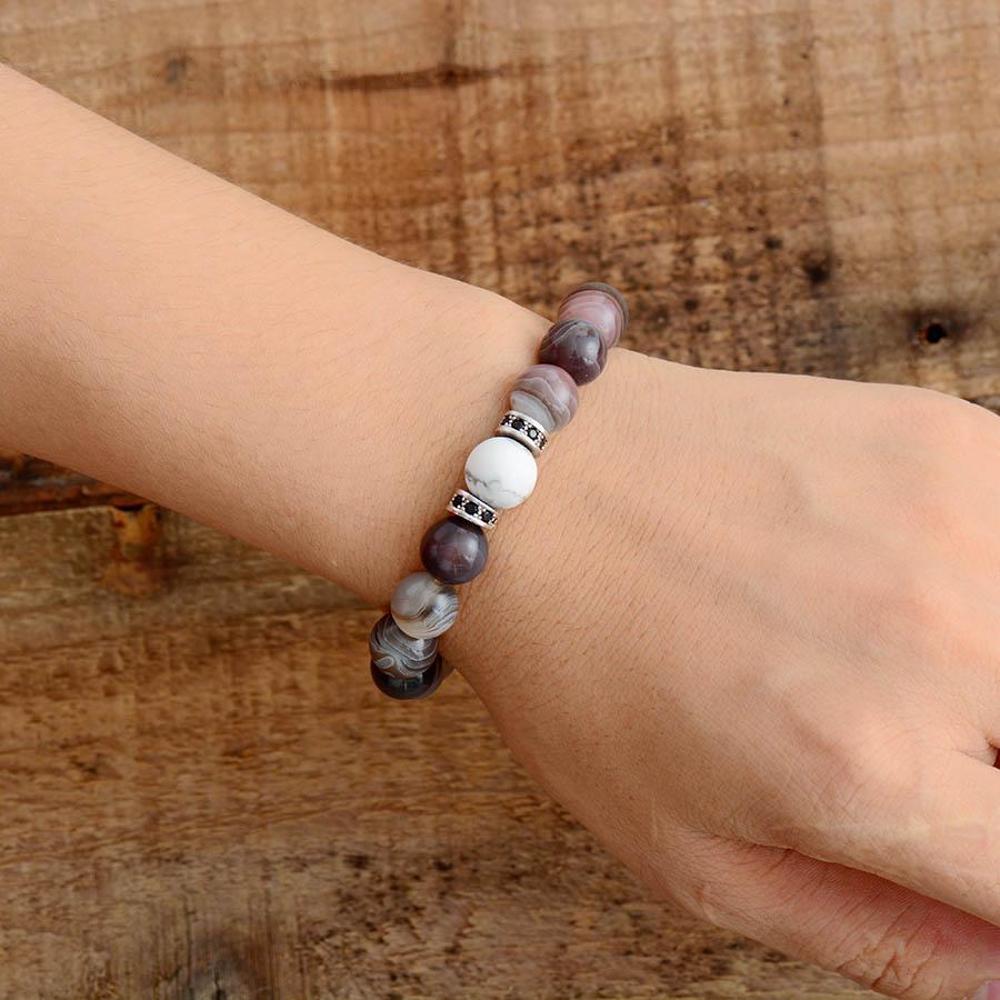 Zoom sur l'Howlite centrale du bracelet anti-stress