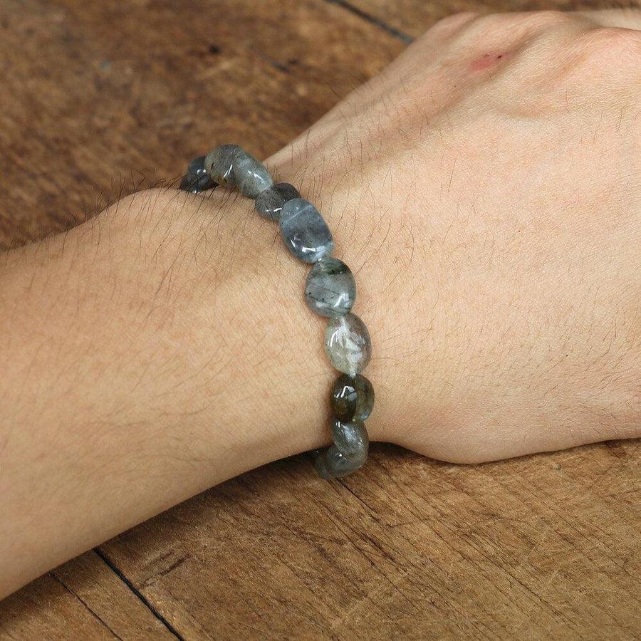 Gros plan sur les pierres lisses du bracelet