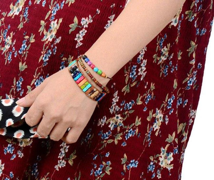 Bracelet énergétique avec perles représentant les 7 chakras