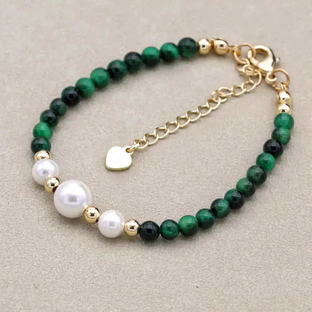 Bracelet ajustable en plaqué or sur fond blanc
