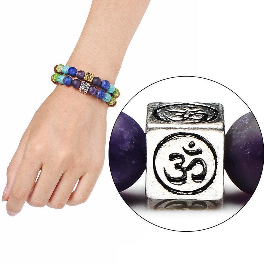 Gros plan sur les pierres énergétiques du bracelet ajustable