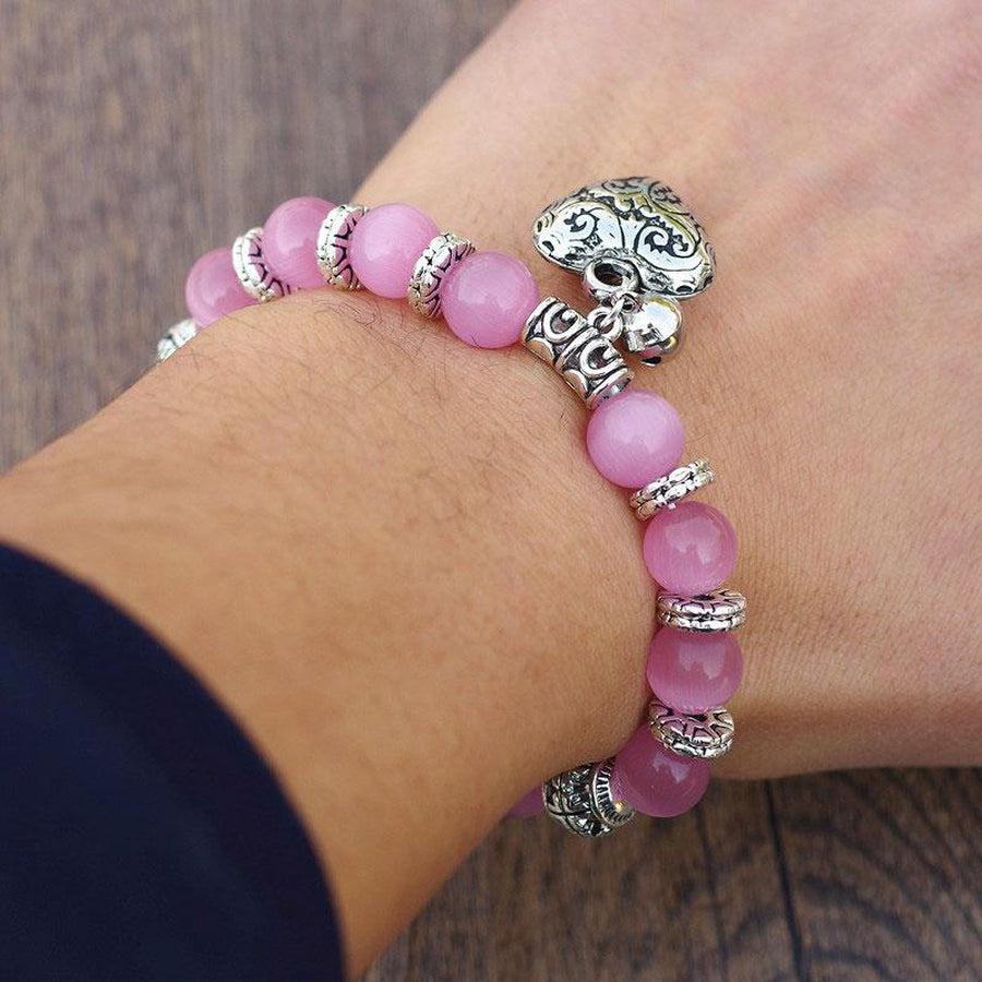 Gros plan sur les perles du bracelet Opale Rose, texture douce