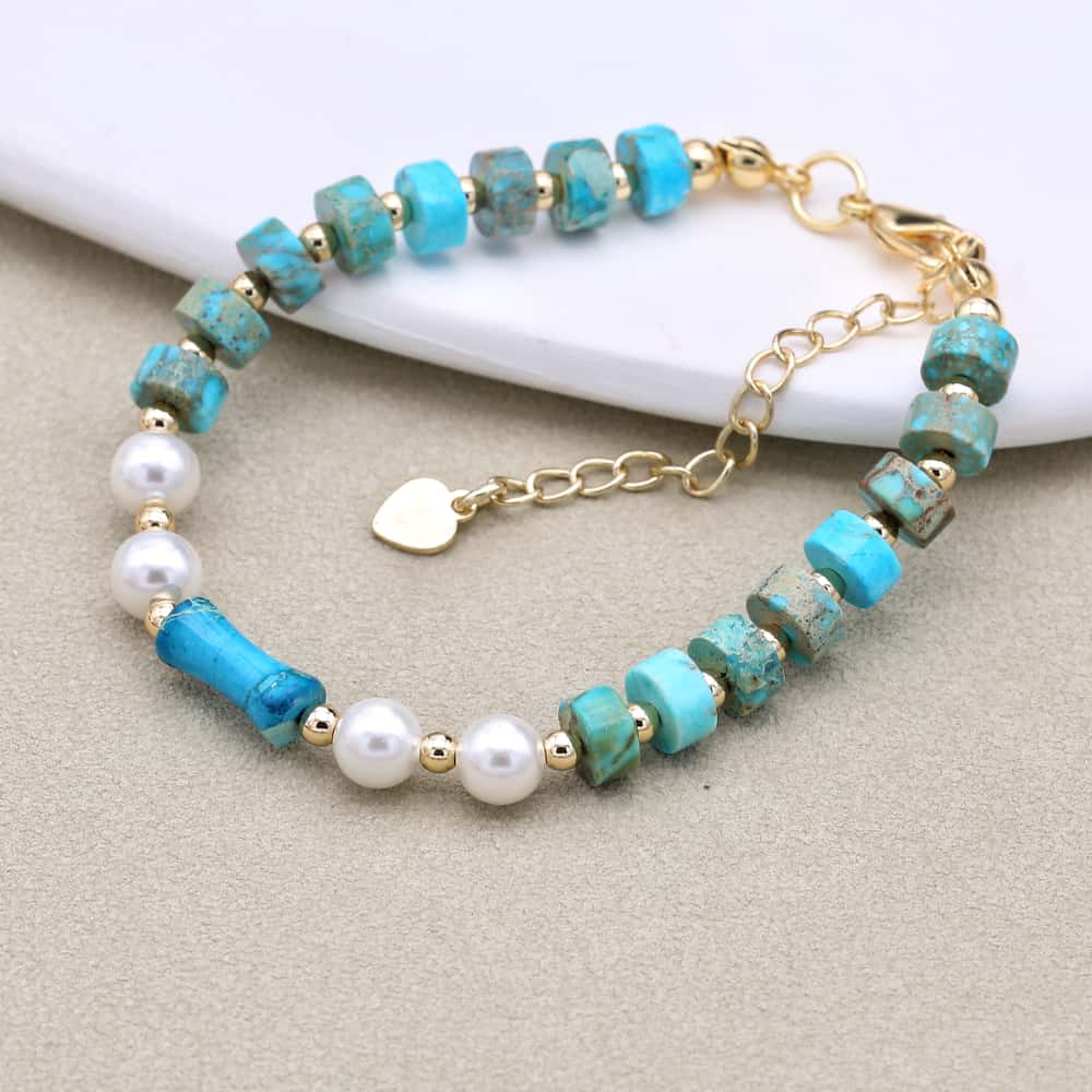 Perles blanches et dorées ajoutant élégance au bracelet turquoise