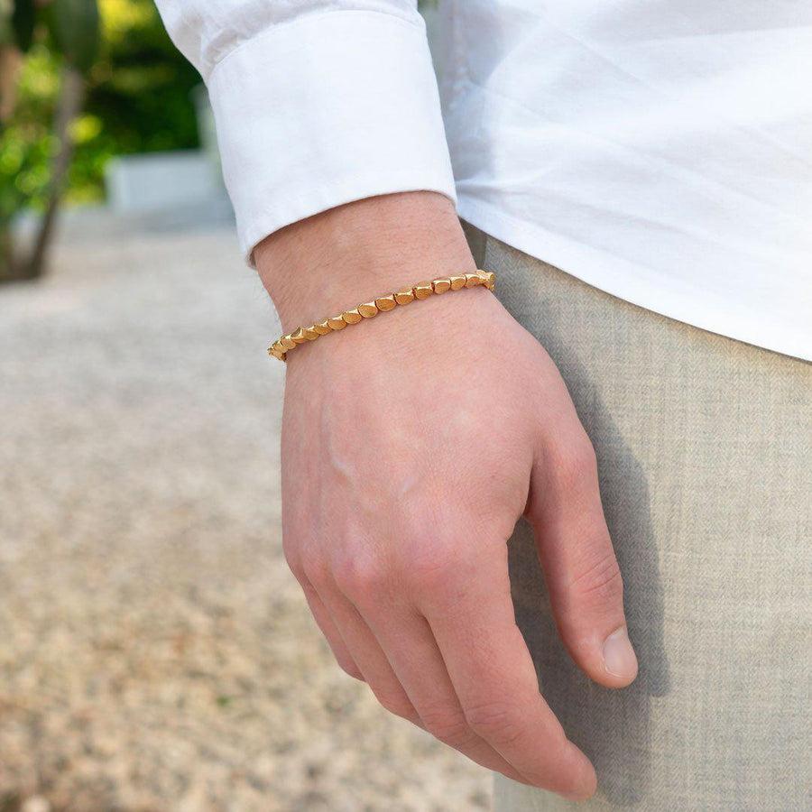 Bracelet en cuivre présenté sur un fond neutre