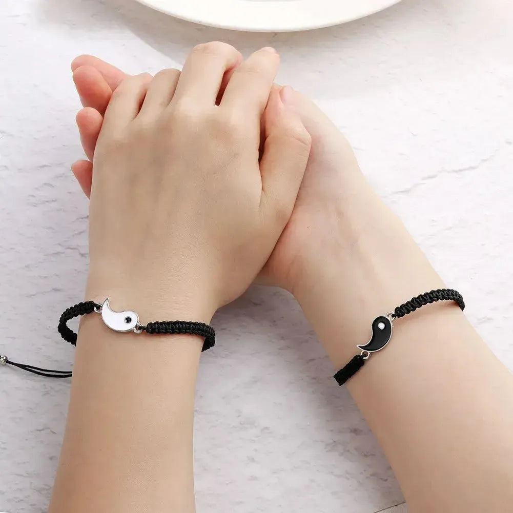 Gros plan sur le motif Yin Yang du bracelet