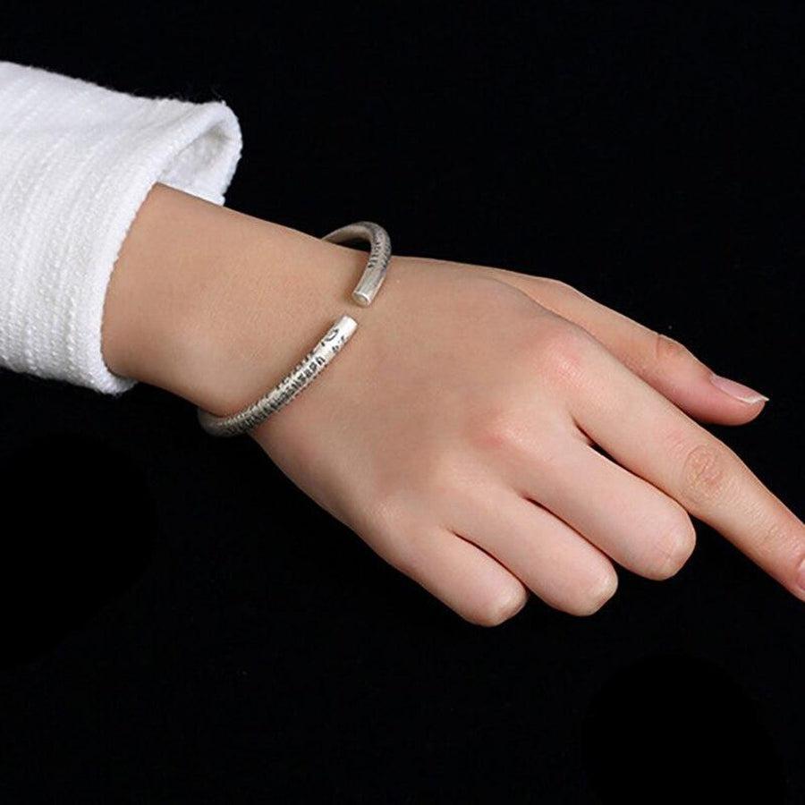 Bracelet en argent 999, gravure visible sur toute la surface