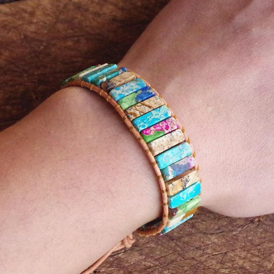 Gros plan sur les pierres de jaspe polies du bracelet