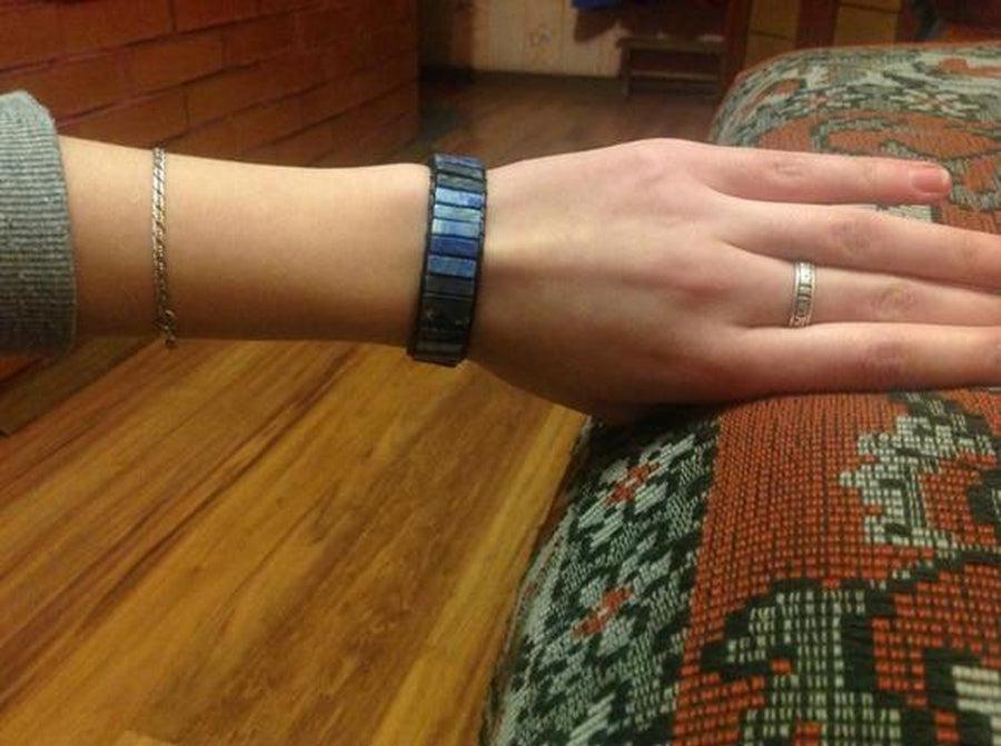 Gros plan sur les pierres taillées du bracelet en cuir
