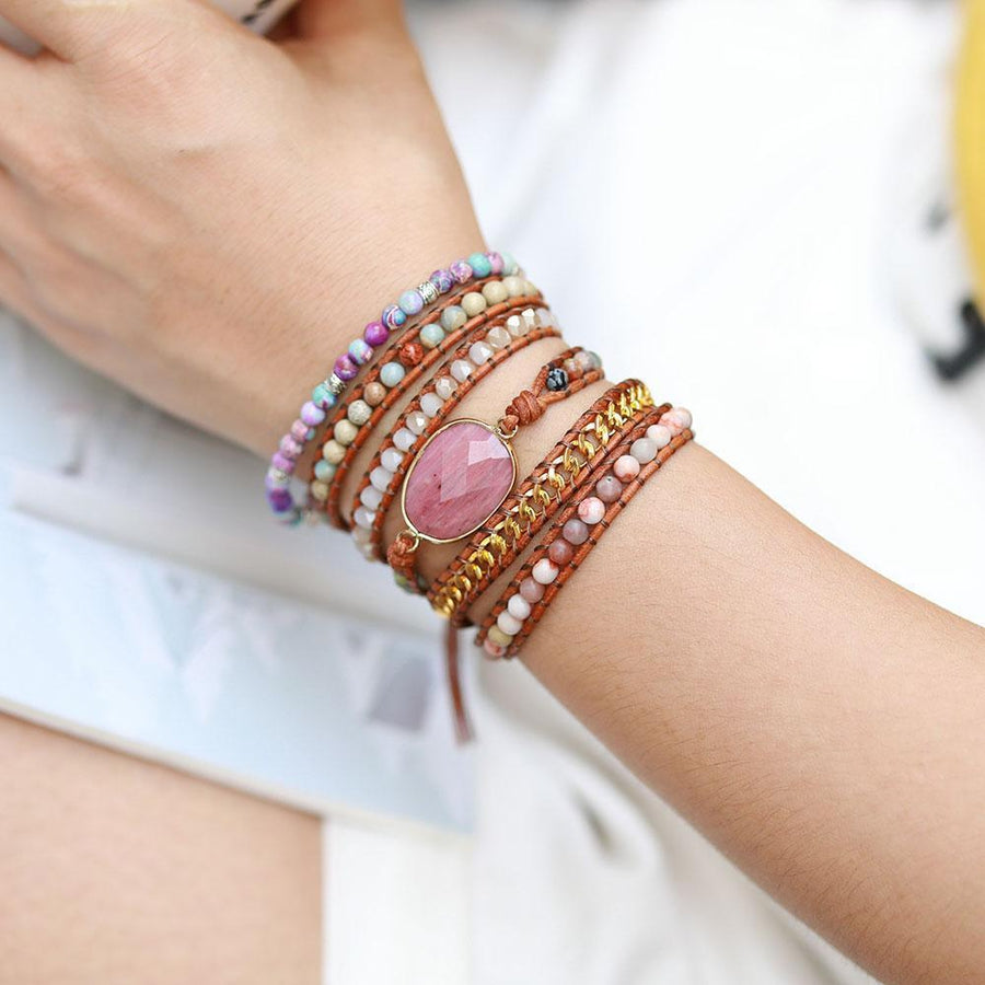 Bracelet enroulé autour d'un poignet, style chic