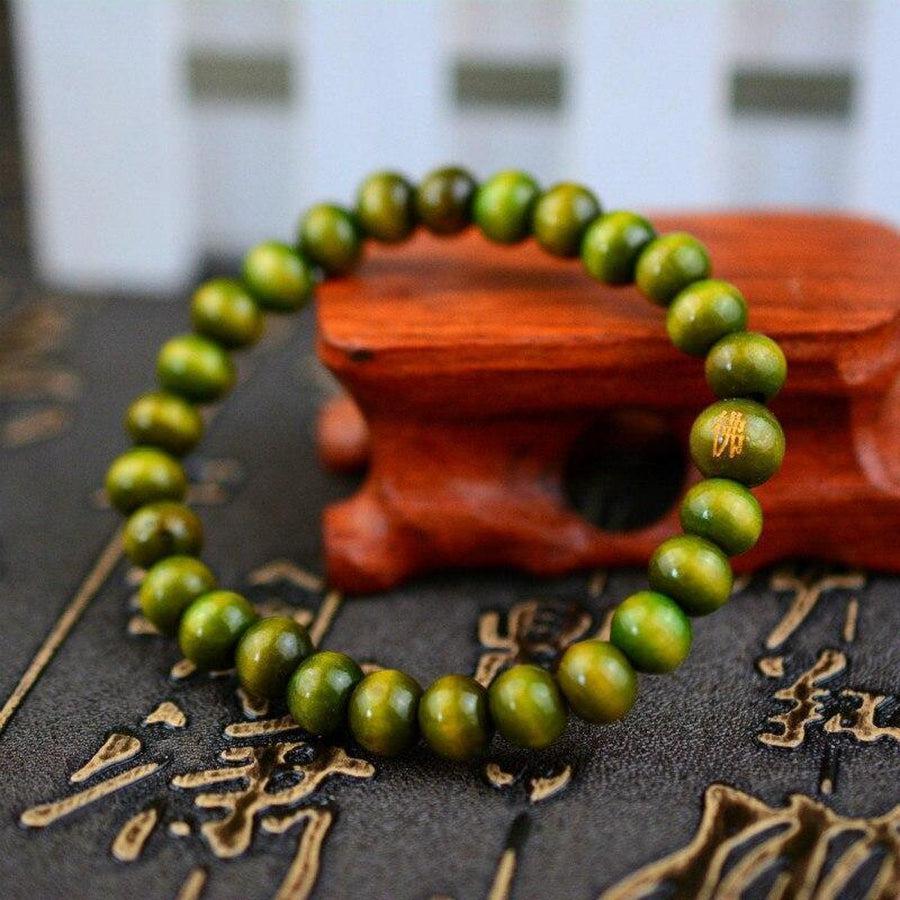 Bracelet de méditation en bois de santal posé sur une surface