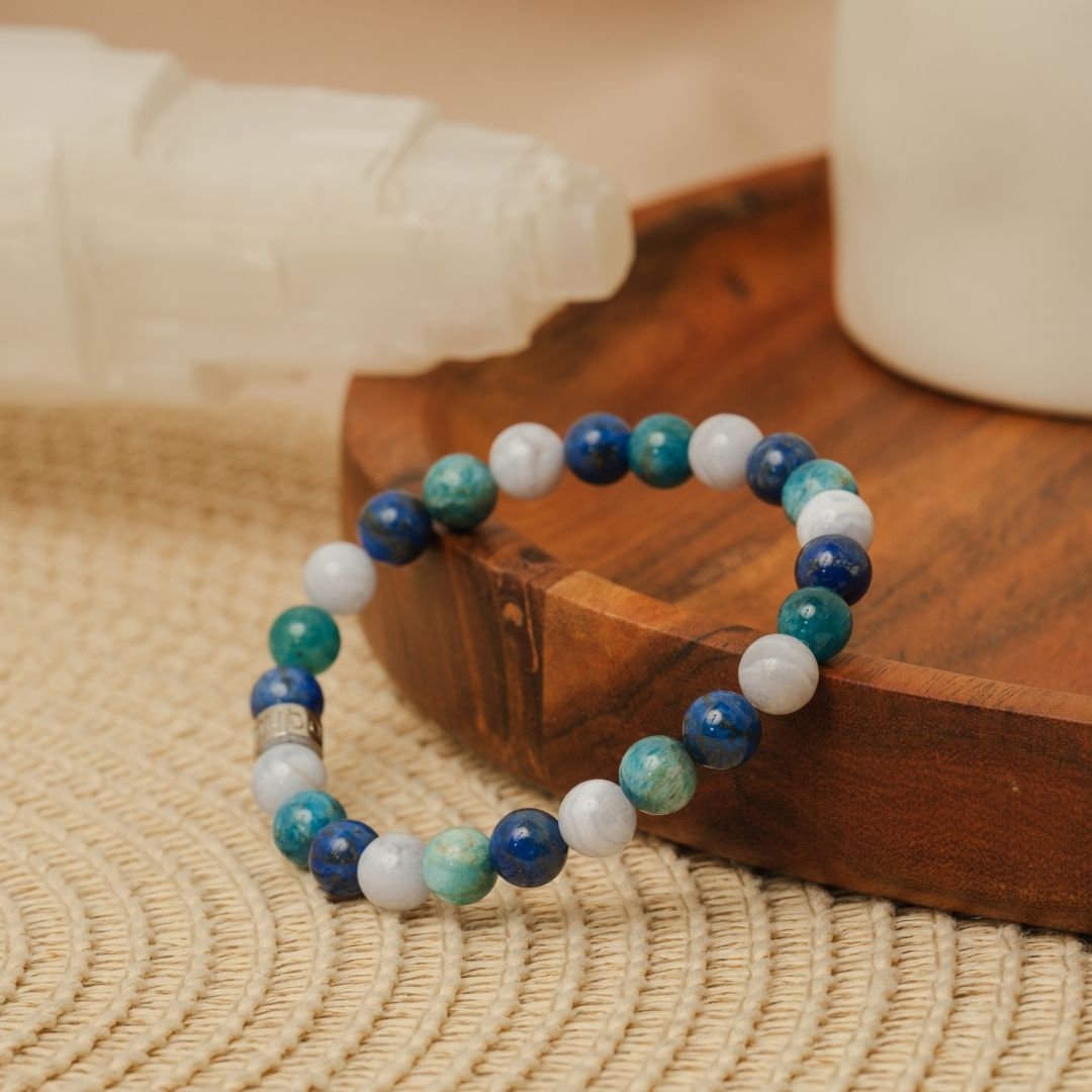 Vue détaillée du bracelet montrant la perle cylindrique argentée