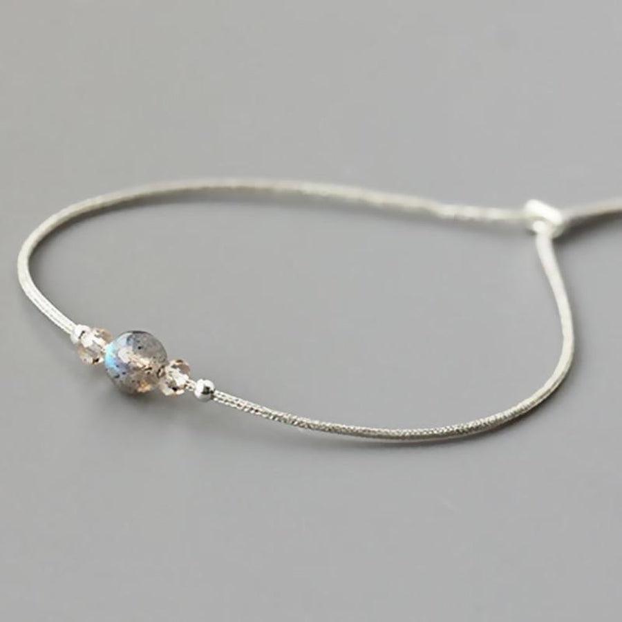 Détail du bracelet montrant perles de cristal et argent