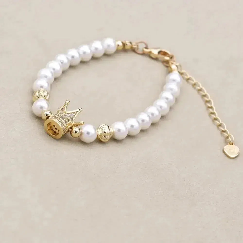 Bracelet sur fond neutre montrant son élégance