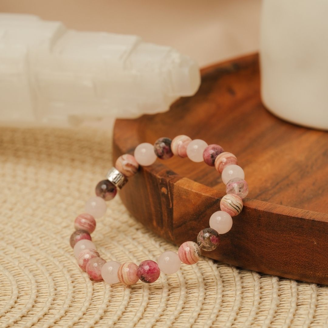 Vue latérale du bracelet montrant la perle cylindrique en argent