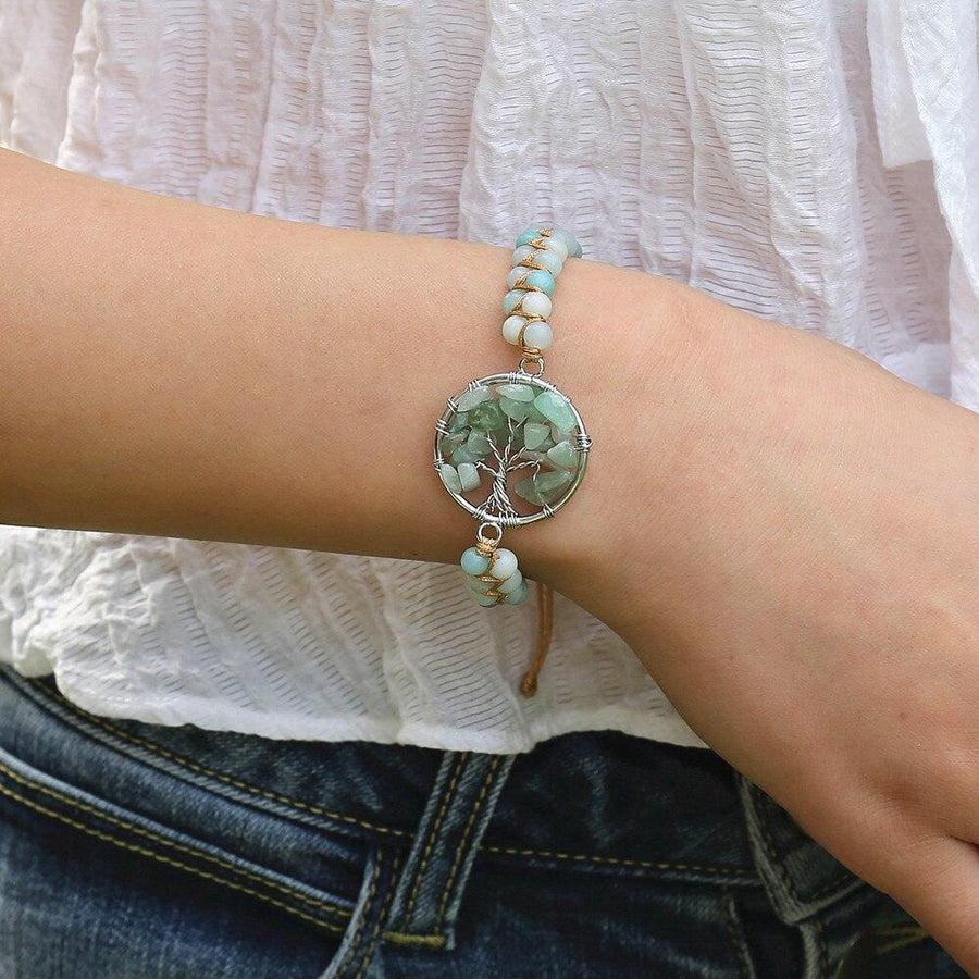Bracelet shamballa en amazonite posé sur une surface claire