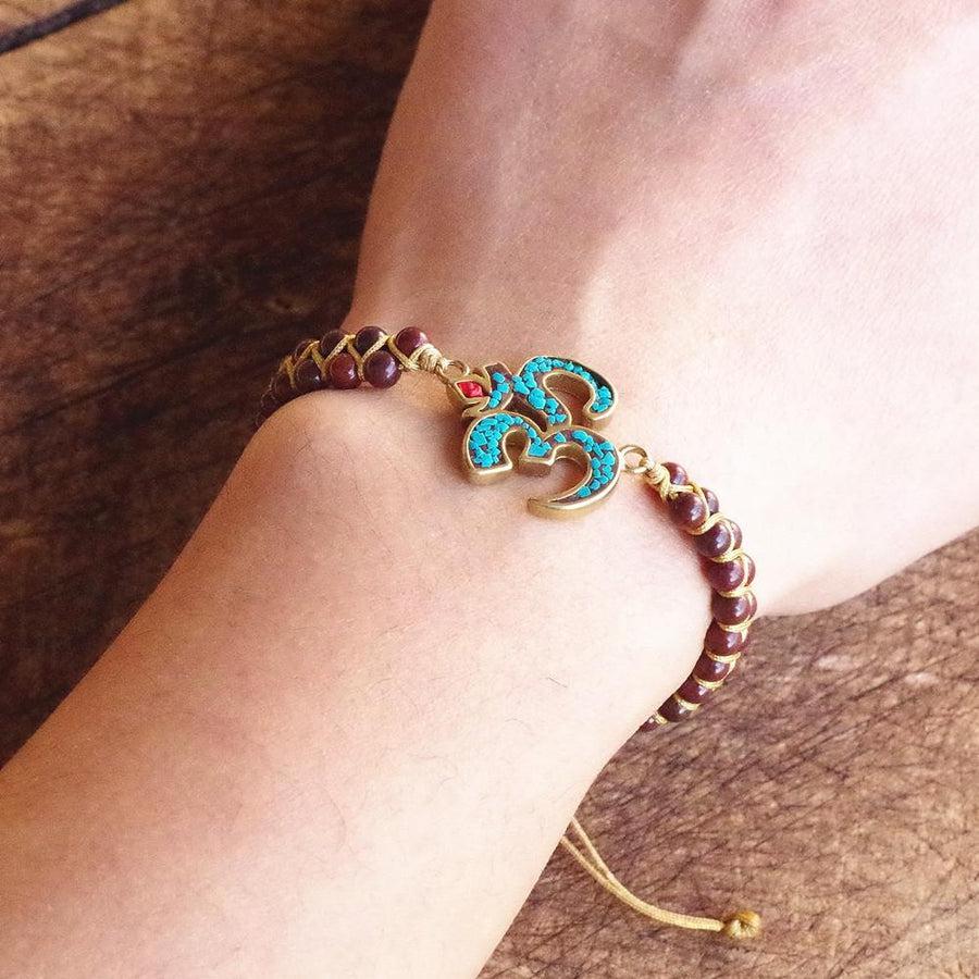 Bracelet ajustable en améthyste sur fond neutre