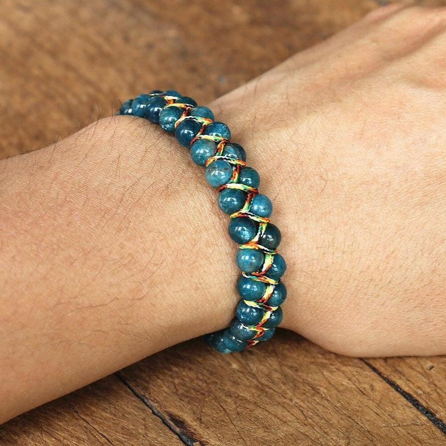 Vue latérale du bracelet en apatite, cordon ajustable visible
