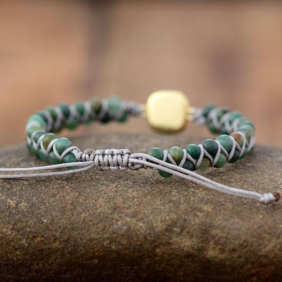Détail des perles de jade sur cordon macramé