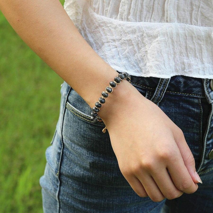 Vue latérale du bracelet montrant les perles taillées