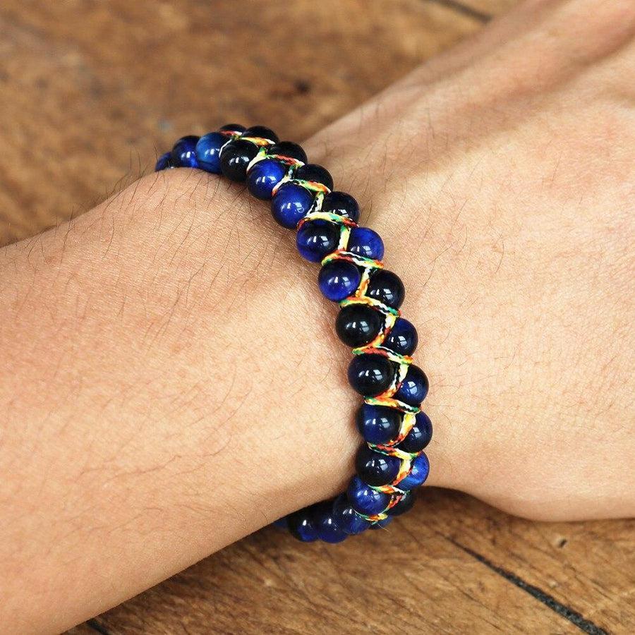 Vue rapprochée du bracelet en Œil de tigre bleu et cordon tressé