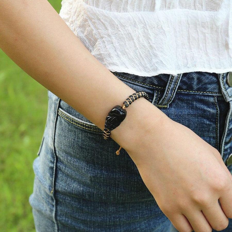 Gros plan sur le nœud coulissant du bracelet obsidienne