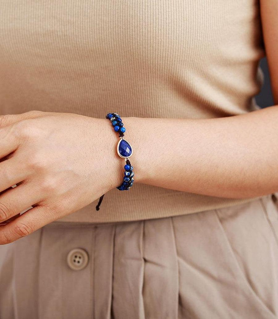 Gros plan sur les perles du bracelet en pierres naturelles