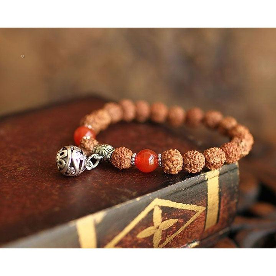 Mélange harmonieux d'onyx rouge et Rudraksha