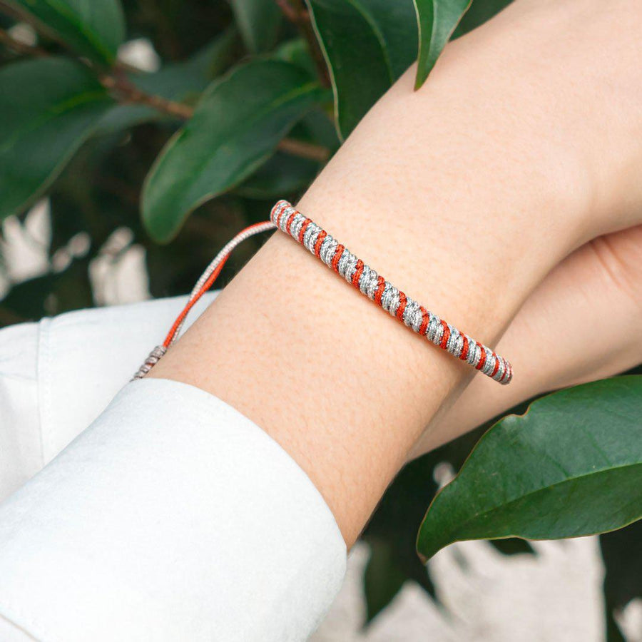 Détail des nœuds serrés du bracelet tibétain bicolore