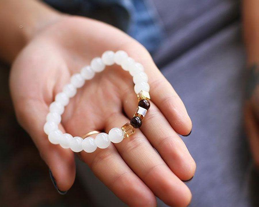 Bracelet posé sur une surface en bois clair
