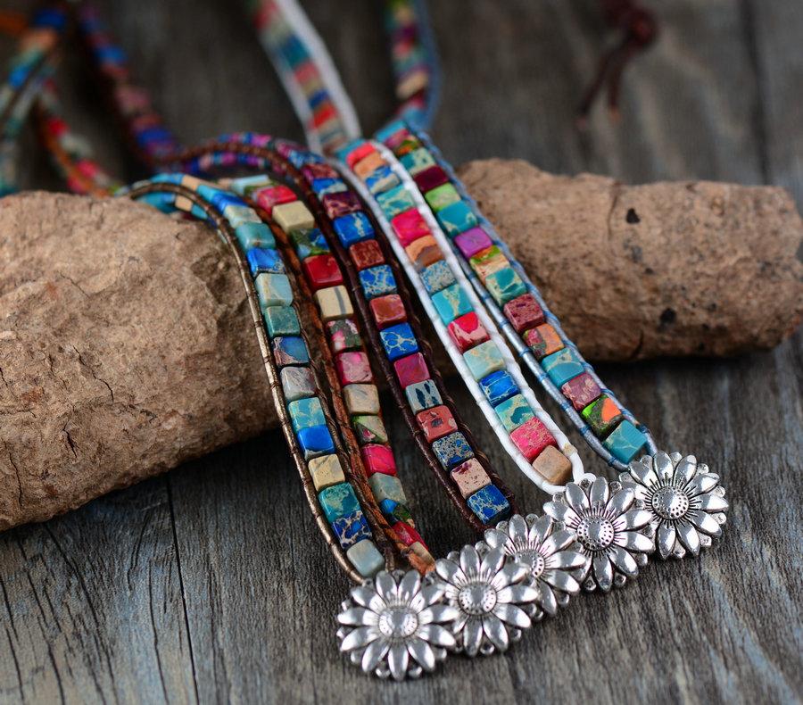 Vue rapprochée des pierres de jaspe multicolores sur le bracelet