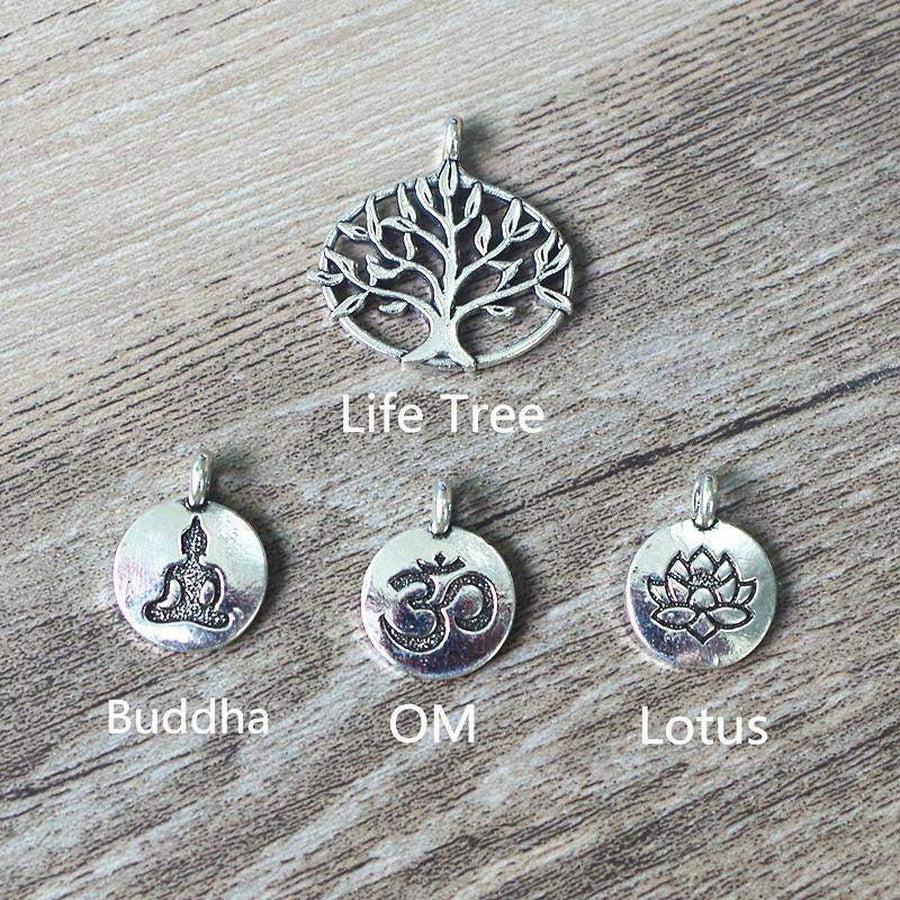 Vue détaillée du bracelet améthyste avec symbole Om