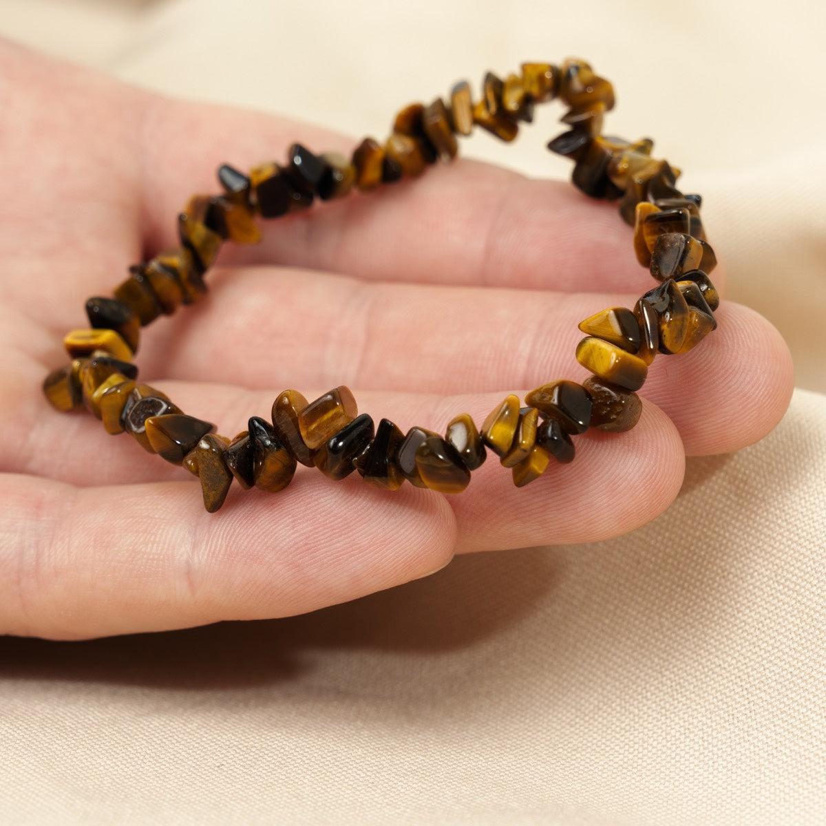 Bracelet en pierres naturelles rouges et roses en gros plan