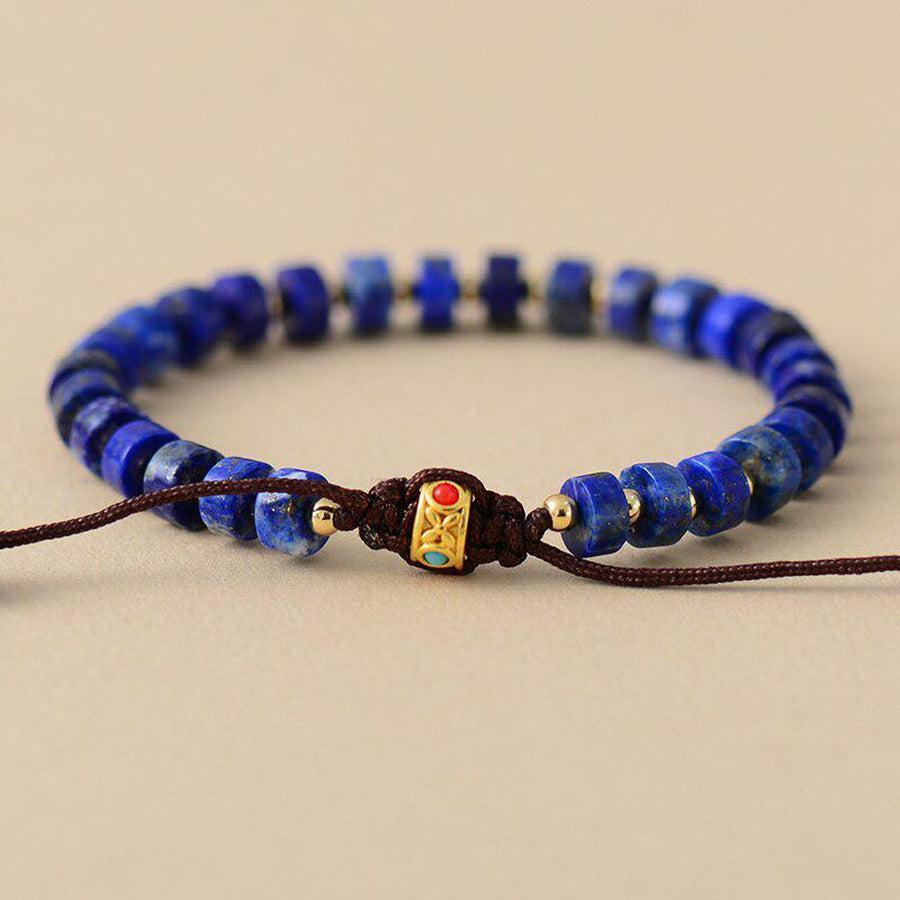 Gros plan sur bracelet en améthyste et perles dorées