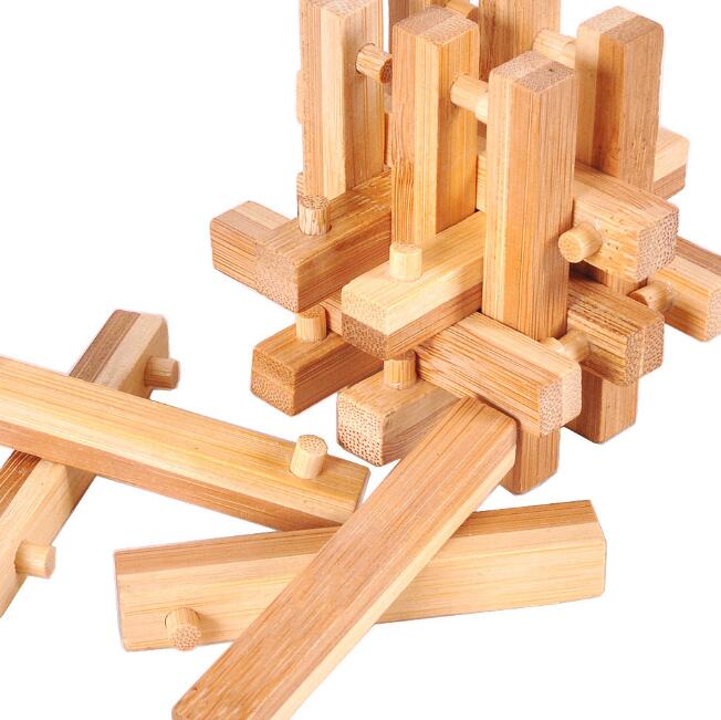 Solution du casse-tête en bois avec pièces assemblées