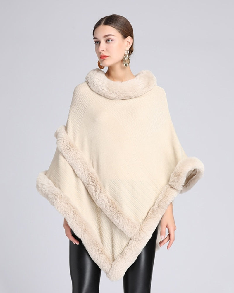 Cape polaire crème avec contour épais sur mannequin