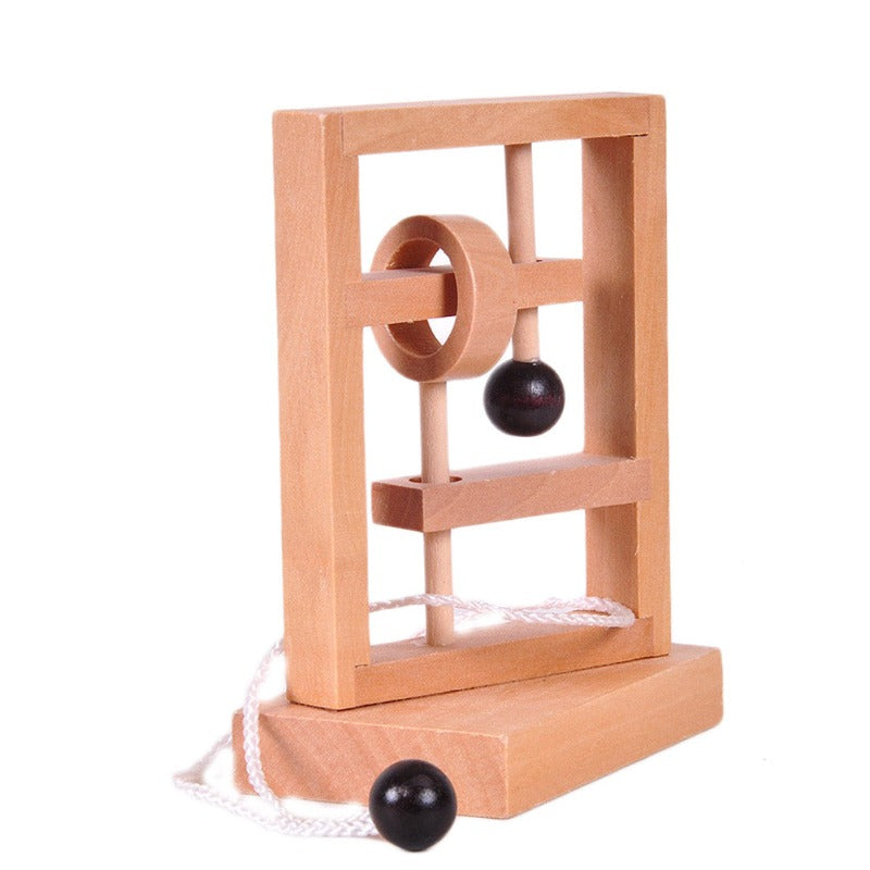 Casse-tête en bois avec corde et boule piégée