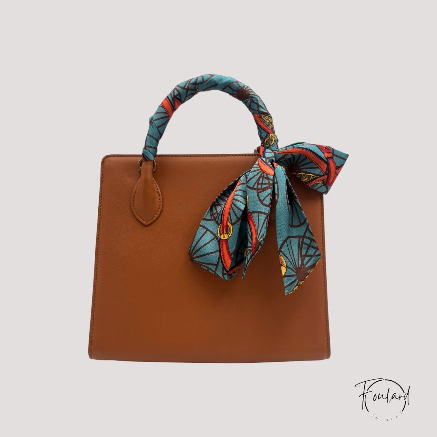 Détail de motifs équestres sur ceinture foulard élégante