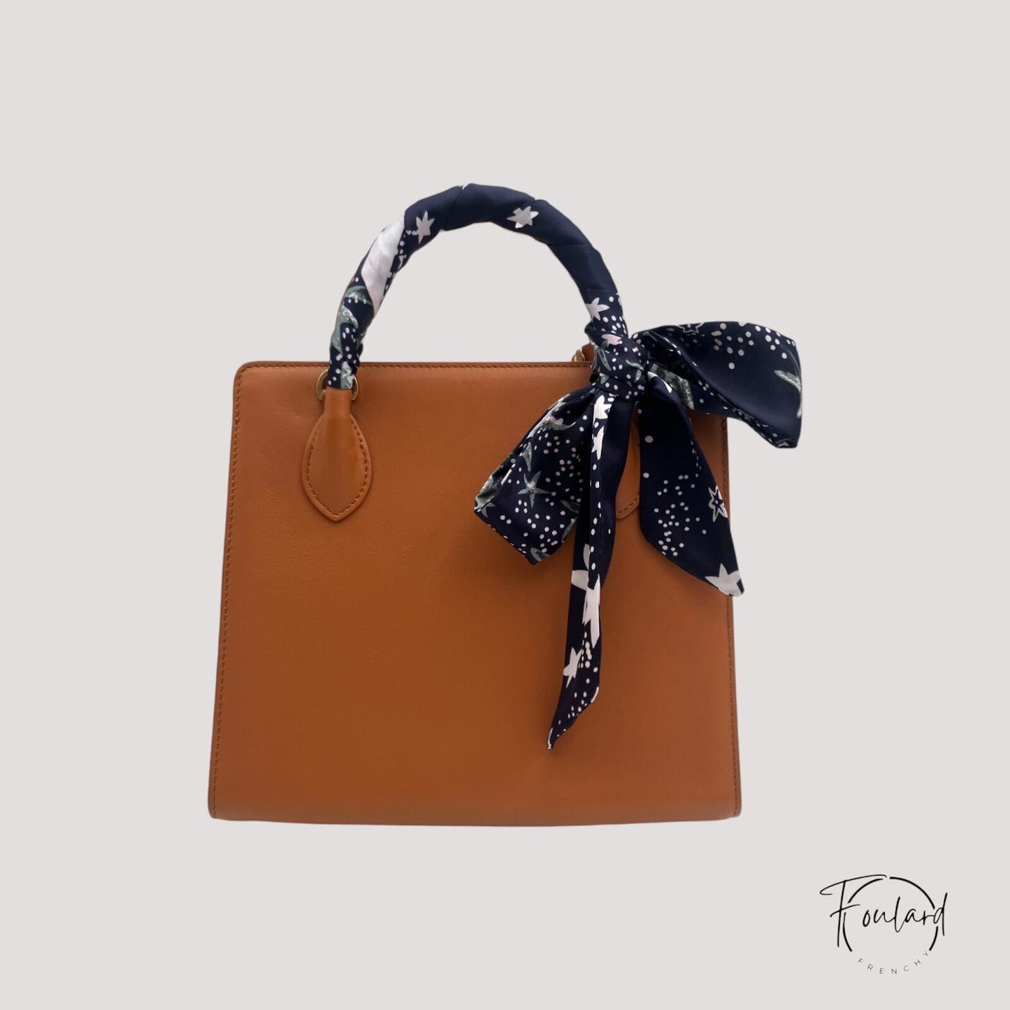 Vue latérale de la ceinture foulard nouée élégamment