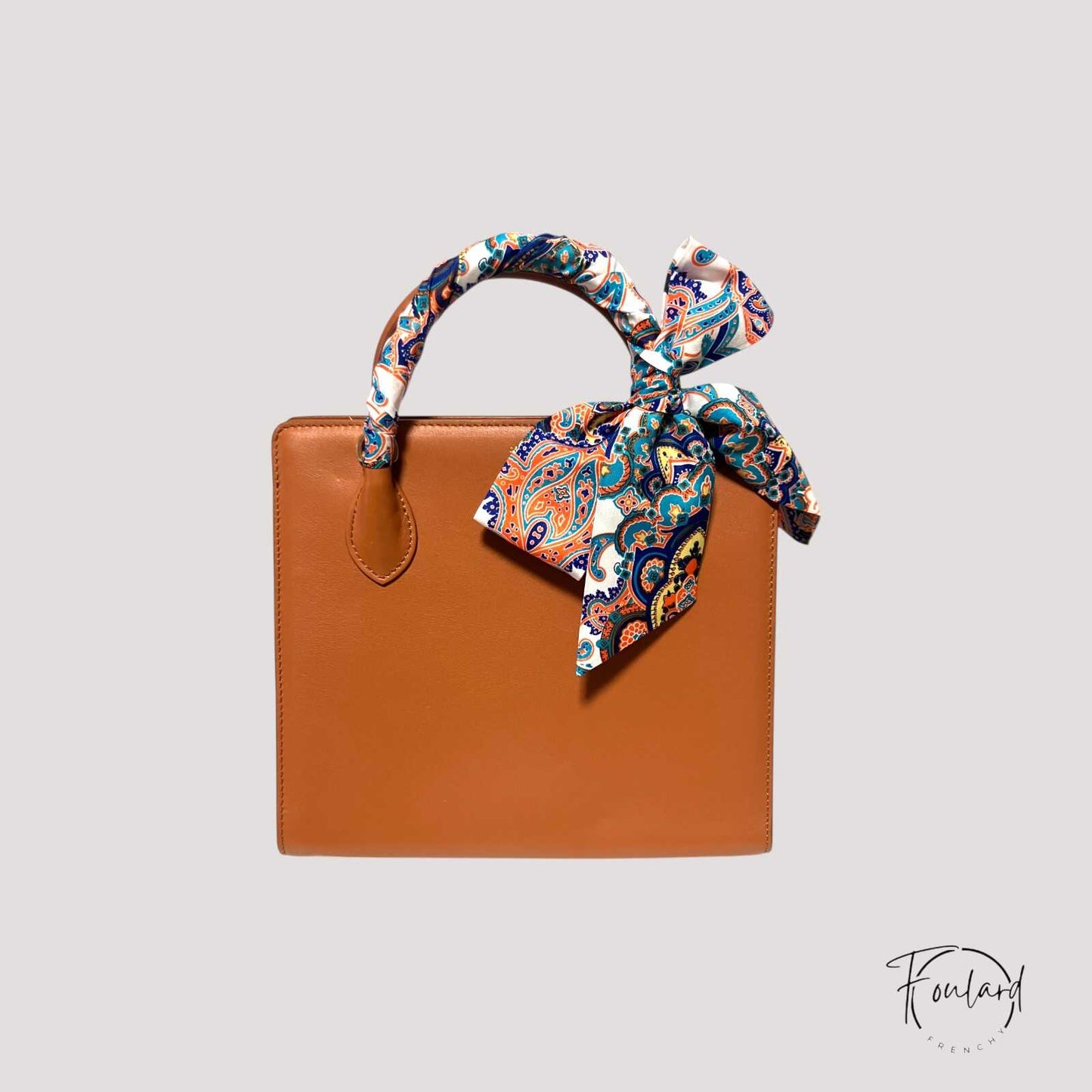 Détail du motif cachemire coloré sur ceinture foulard