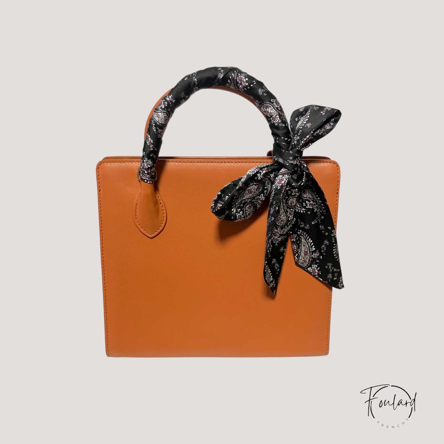 Ceinture foulard noire avec motif cachemire violet en satin