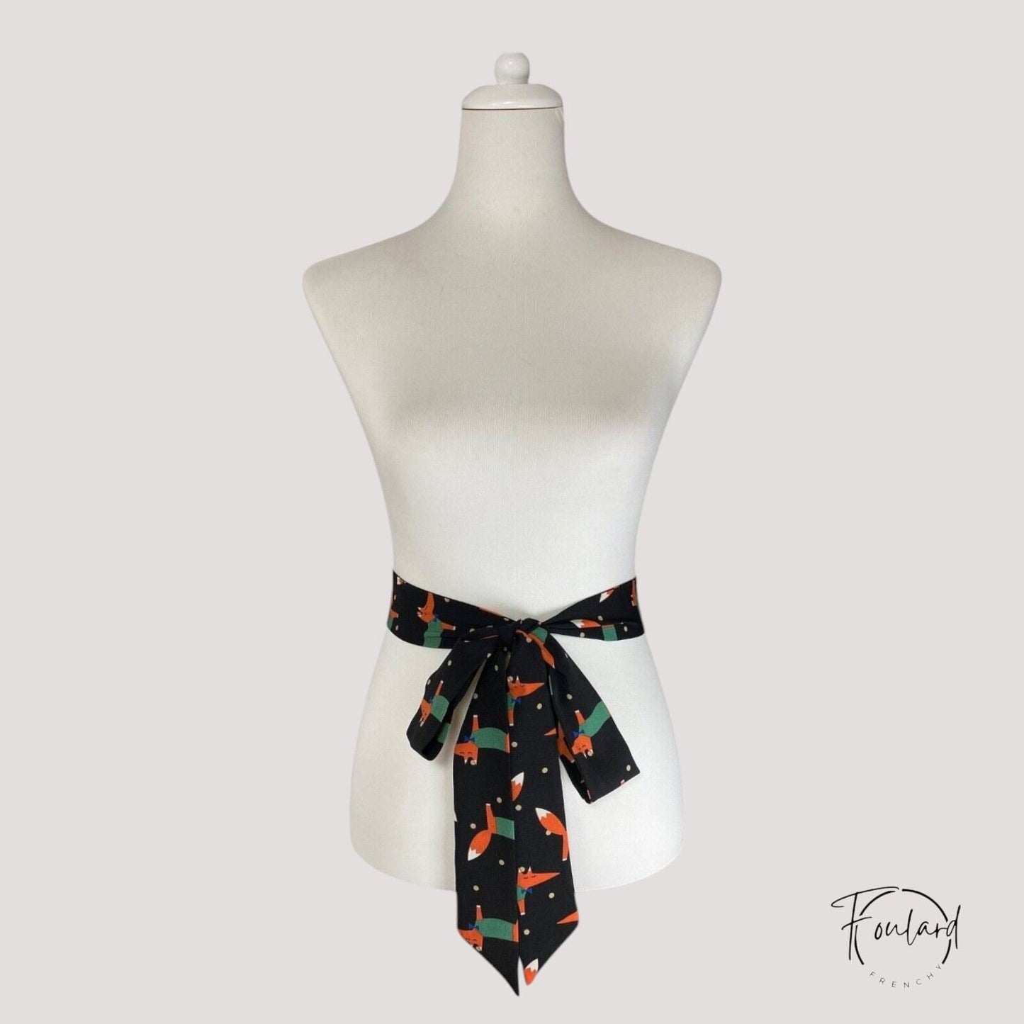 Vue rapprochée du tissu fluide avec renards graphiques
