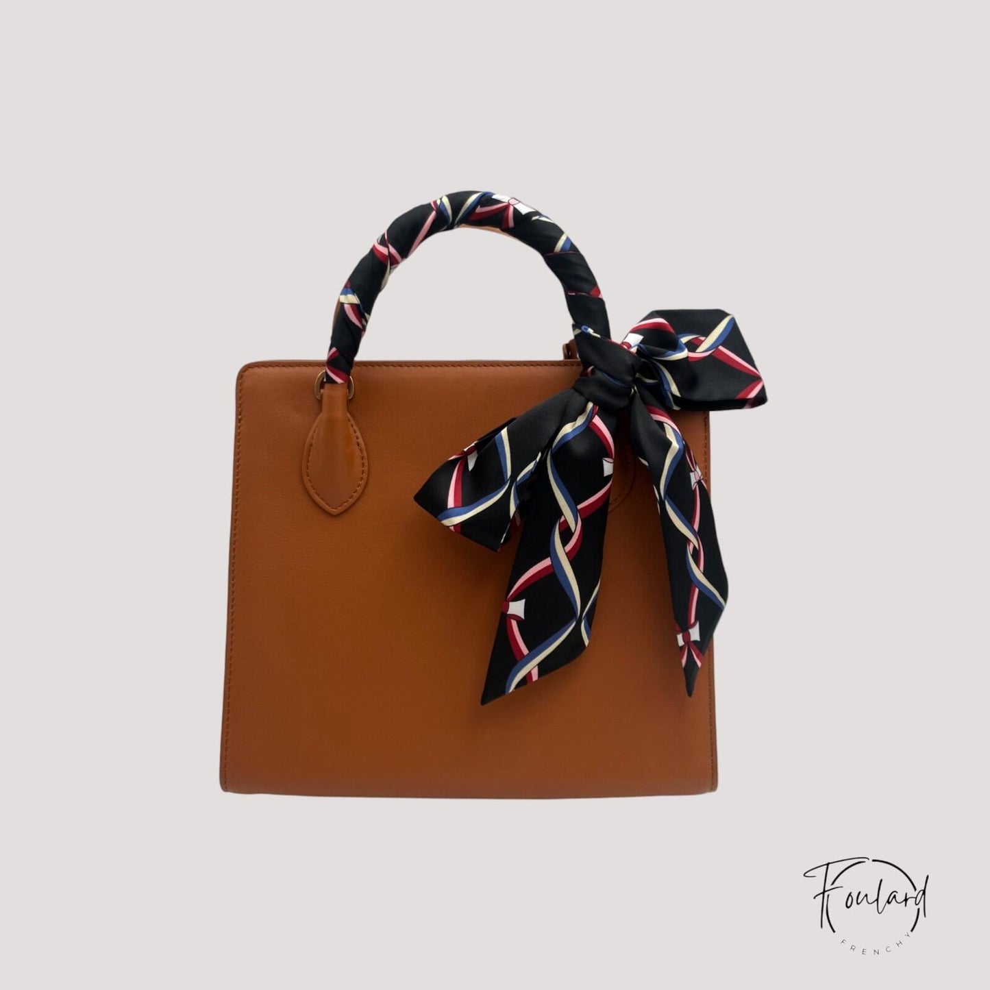 Détail de rubans rouges, bleus et ivoire sur fond noir