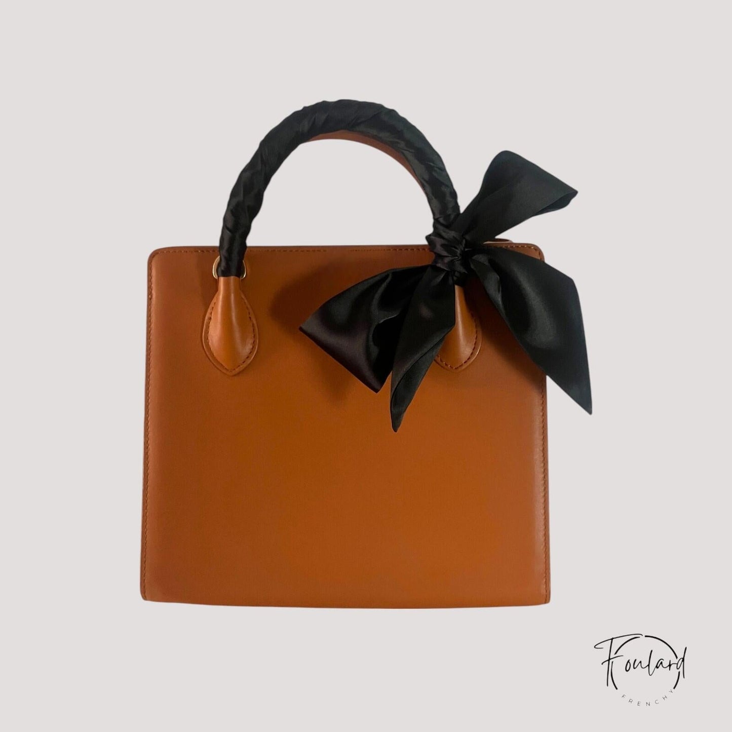 Ceinture foulard noire satinée sur fond blanc
