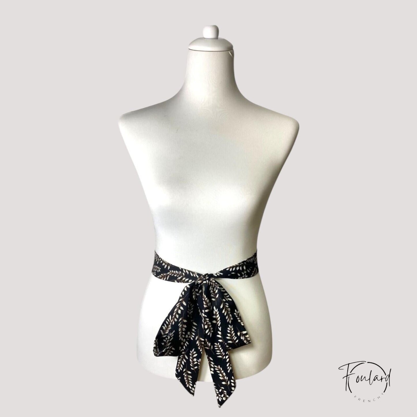 Vue rapprochée du motif sésame sur ceinture foulard