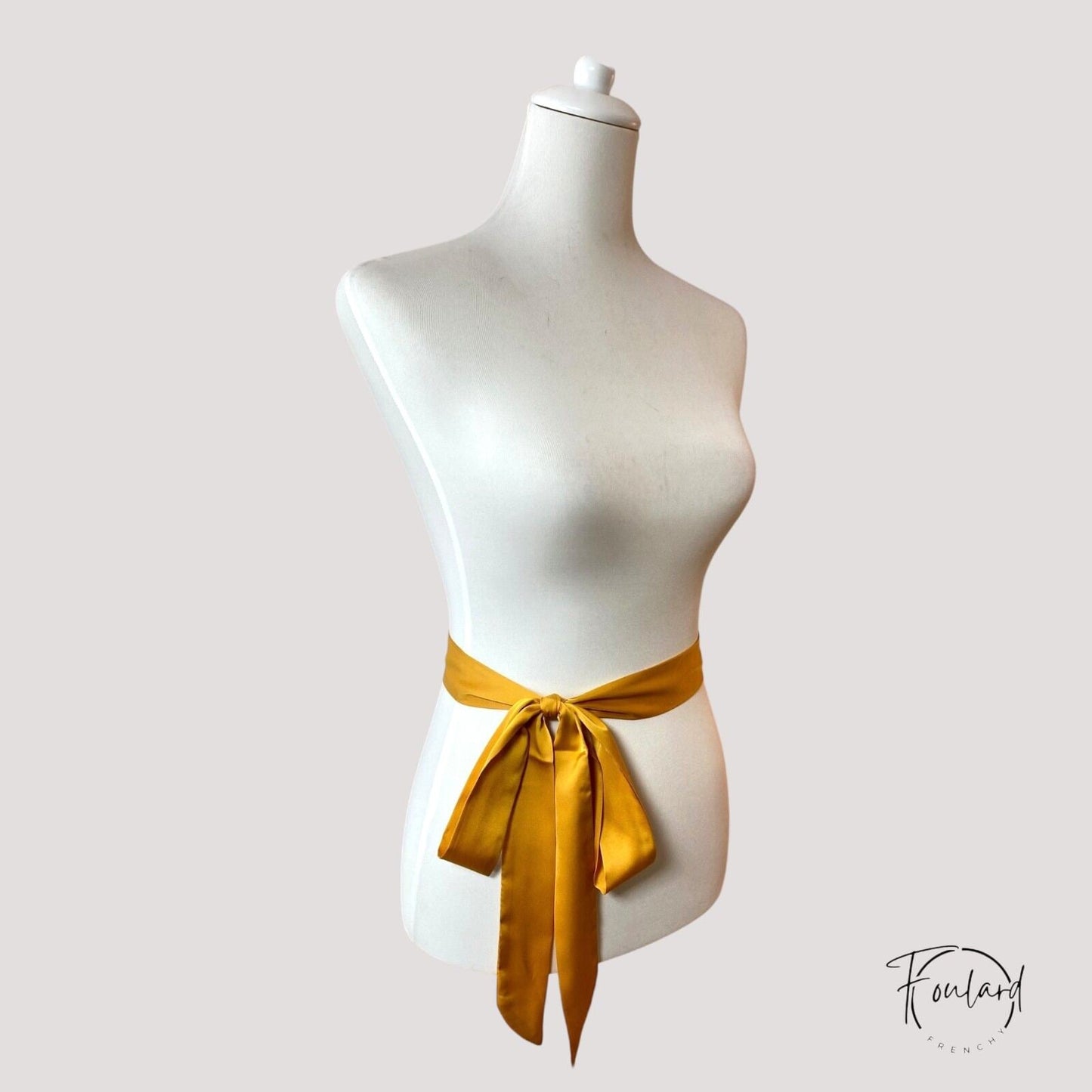 Ceinture foulard satin orange sur fond blanc
