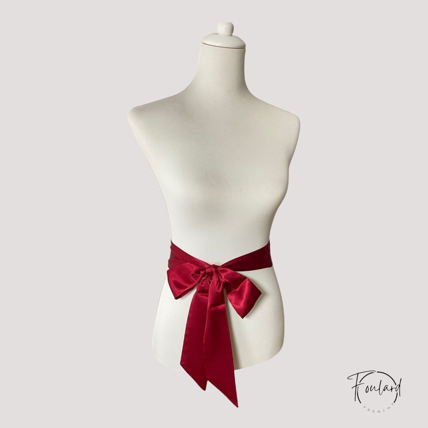 Ceinture foulard bordeaux satinée posée à plat