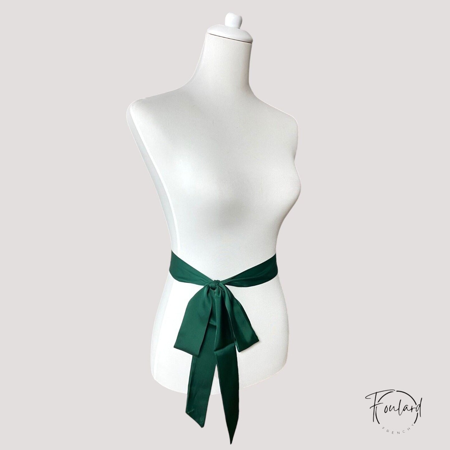 Ceinture foulard satin vert foncé sur fond blanc